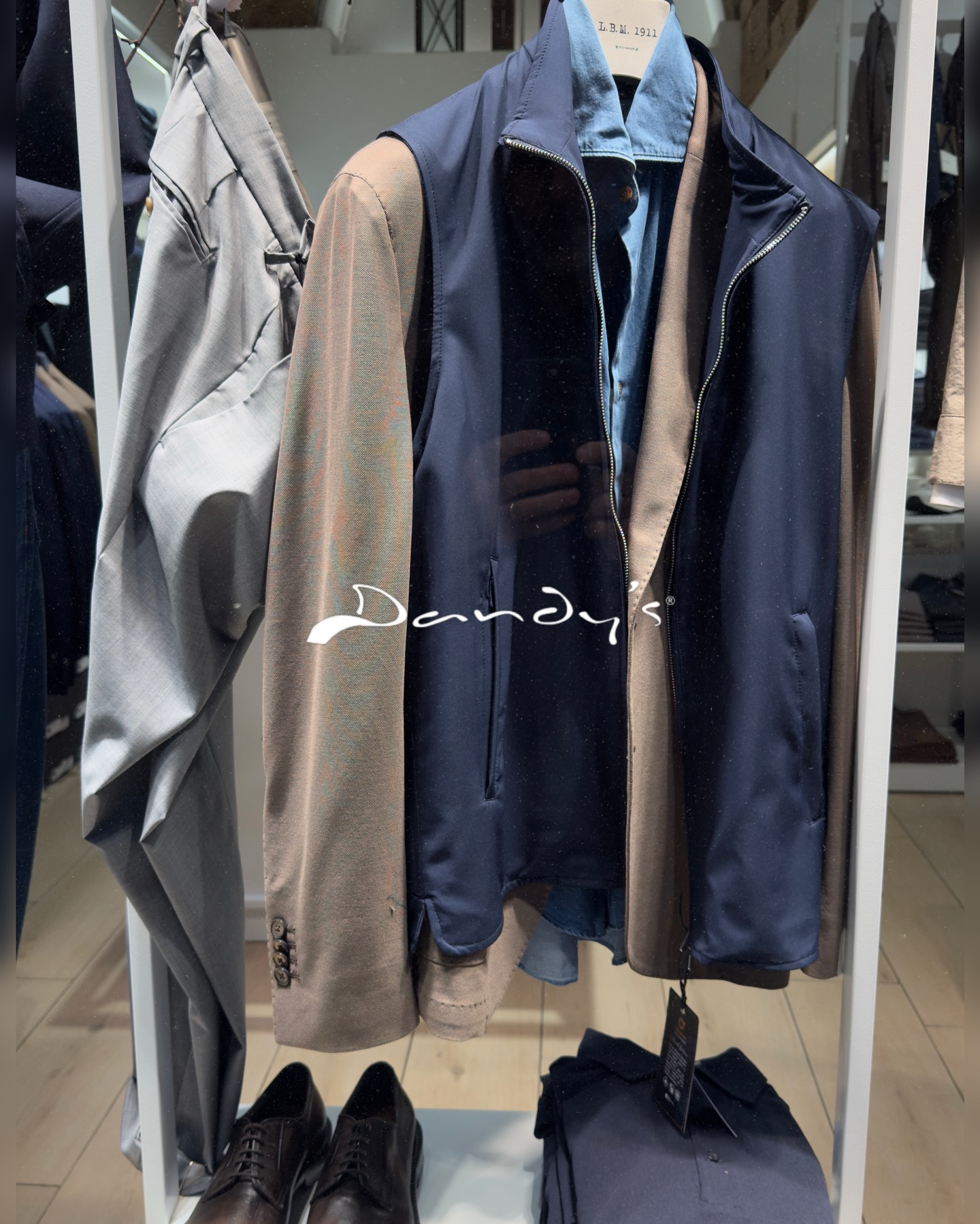 Eleganza che parla senza bisogno di parole. Layering raffinato, toni neutri e dettagli curati: il perfetto equilibrio tra stile e comfort.
•
#menstyle #menswear #style #research #ss26 
•
——————————————
• 🌍 www.dandys.it
• 📞info +39 06 57 50 696
• ✅ whatsapp +39 379 11 90 518
• ⏱orario no stop 10,00 - 20,00
• 🛵spedizione gratuita